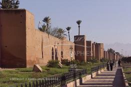 Image du Maroc Professionnelle de  Les remparts de Marrakech sont construits entièrement en pisé selon une technique séculaire par l'Almoravide Ali Ben Youssef au début de XIIème siècle pour se protéger des attaques extérieures. cette muraille s' étend sur dix-neuf kilomètres et atteint par endroit près de huit mètres de hauteur, le 25 Janvier 2002. (Photo / Abdeljalil Bounhar) 